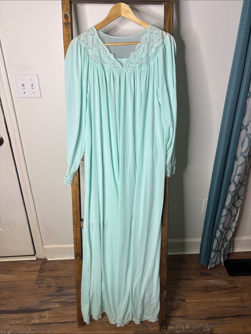 Vintage Women’s Long Lace-Trim Nightgown - Mint